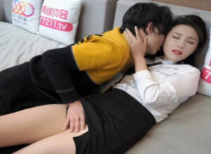 Em trai hư, bỏ thuốc kích dục vào nước cam cho chị uống